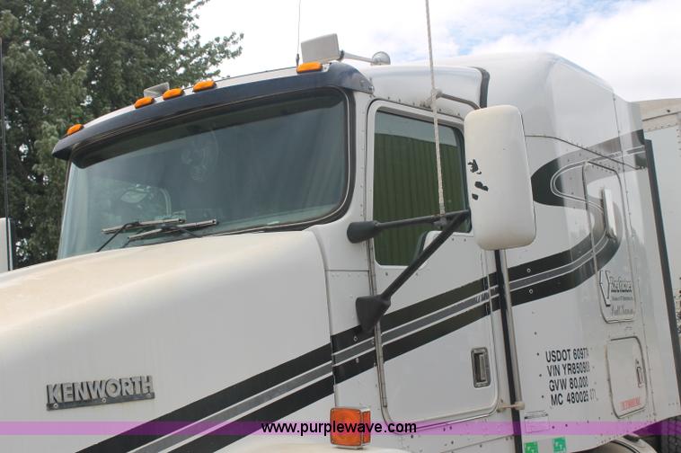 image for item AJ9345 2000 Kenworth T800 semi truck