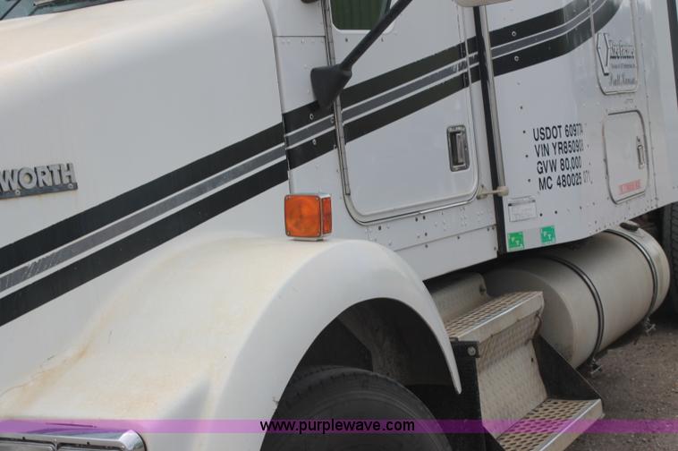 image for item AJ9345 2000 Kenworth T800 semi truck