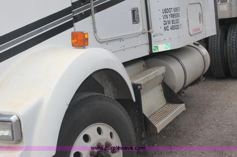 image for item AJ9345 2000 Kenworth T800 semi truck