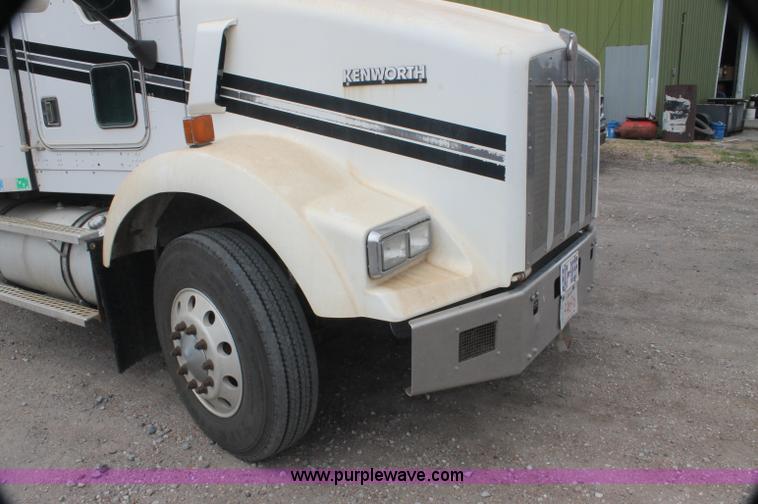 image for item AJ9345 2000 Kenworth T800 semi truck