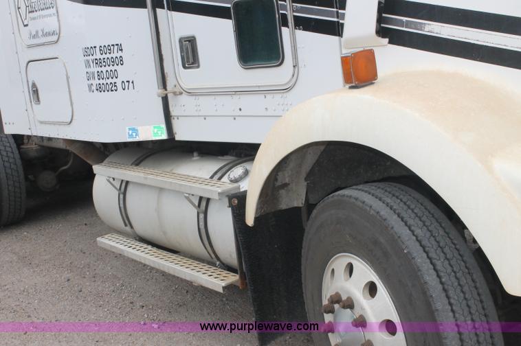 image for item AJ9345 2000 Kenworth T800 semi truck