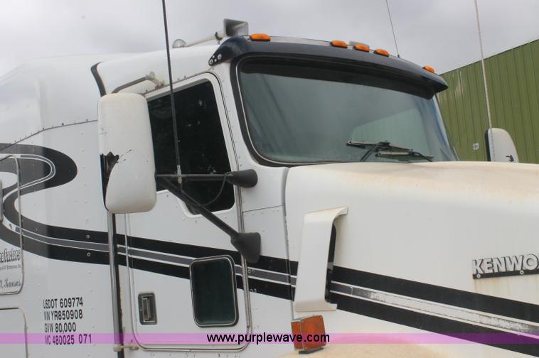 image for item AJ9345 2000 Kenworth T800 semi truck