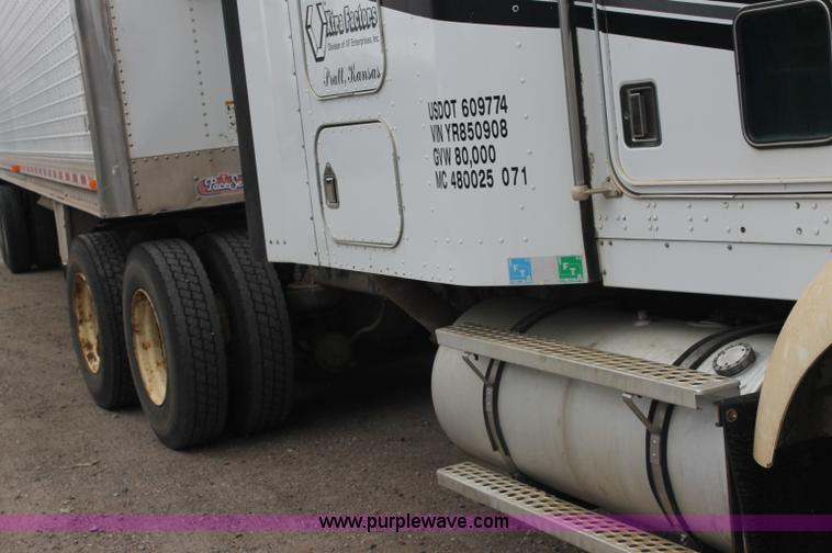 image for item AJ9345 2000 Kenworth T800 semi truck