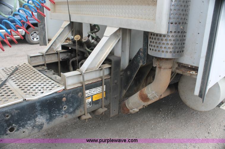 image for item AJ9345 2000 Kenworth T800 semi truck