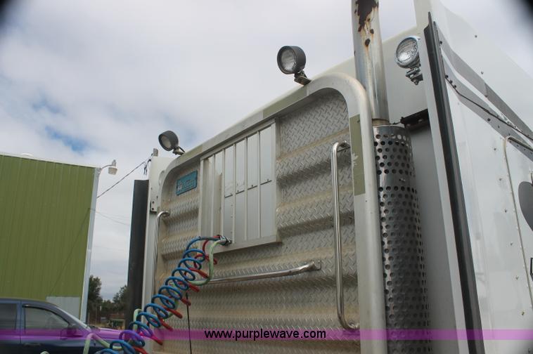 image for item AJ9345 2000 Kenworth T800 semi truck