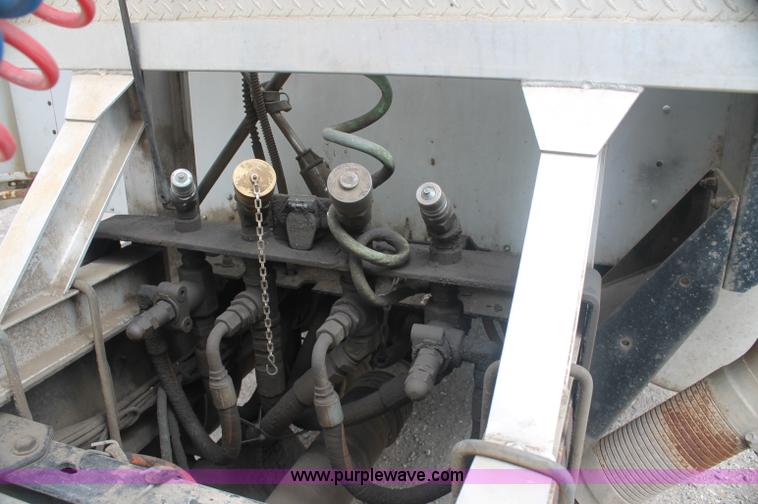 image for item AJ9345 2000 Kenworth T800 semi truck