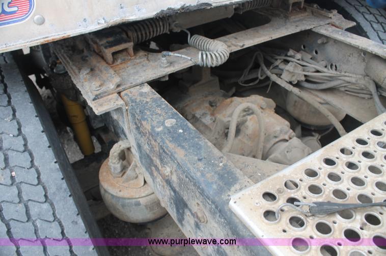 image for item AJ9345 2000 Kenworth T800 semi truck