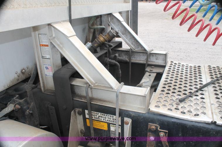 image for item AJ9345 2000 Kenworth T800 semi truck