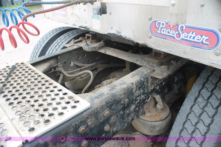 image for item AJ9345 2000 Kenworth T800 semi truck