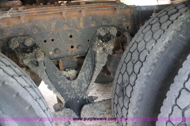 image for item AJ9345 2000 Kenworth T800 semi truck