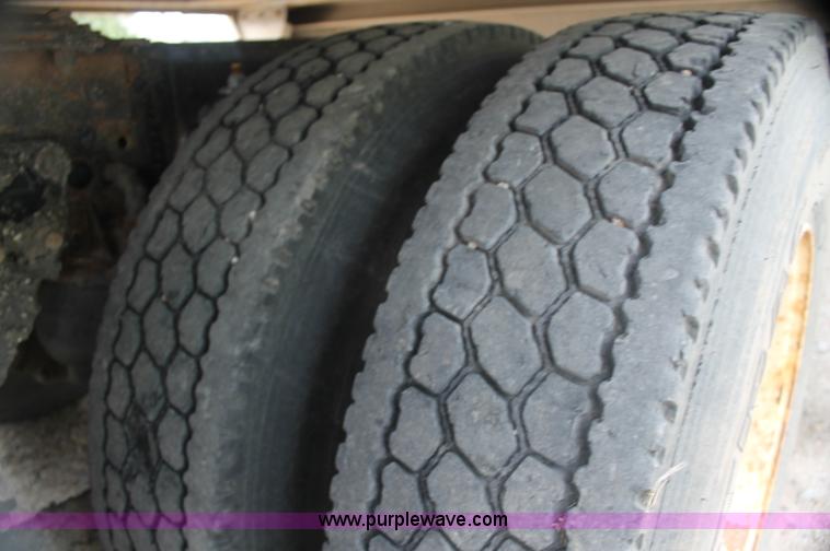 image for item AJ9345 2000 Kenworth T800 semi truck