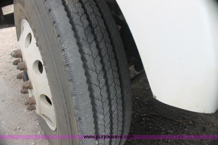 image for item AJ9345 2000 Kenworth T800 semi truck