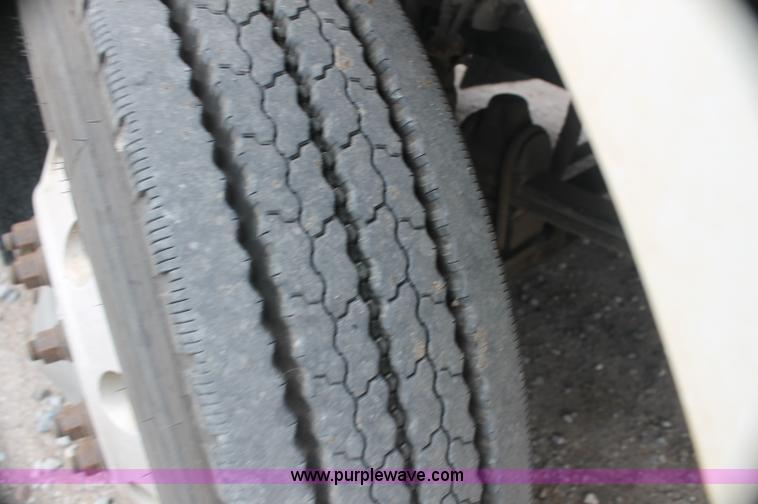 image for item AJ9345 2000 Kenworth T800 semi truck