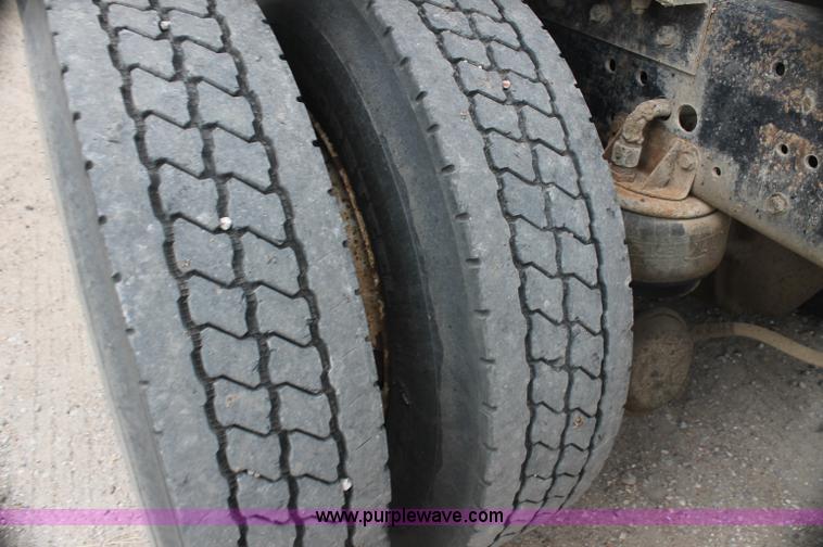 image for item AJ9345 2000 Kenworth T800 semi truck