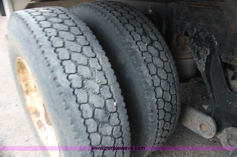 image for item AJ9345 2000 Kenworth T800 semi truck