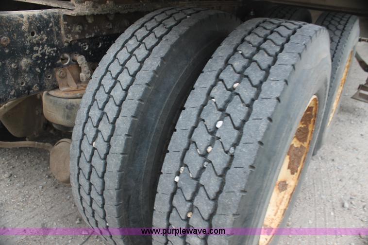 image for item AJ9345 2000 Kenworth T800 semi truck