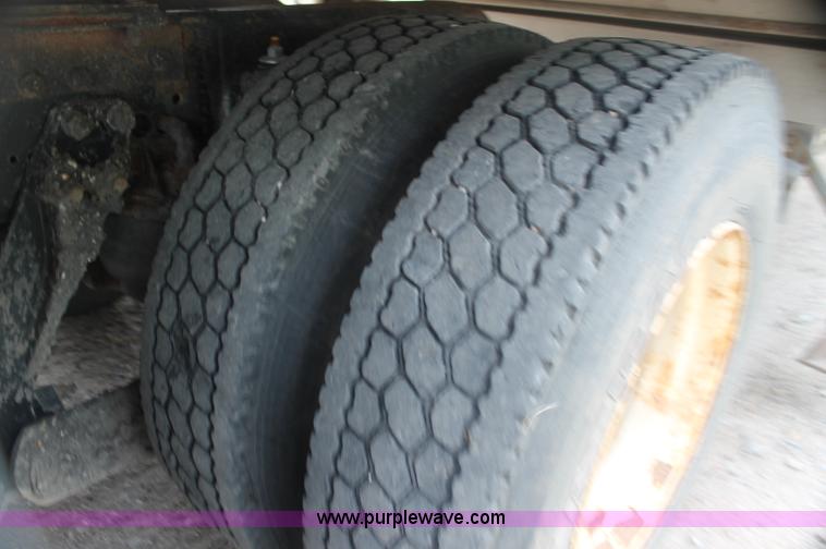 image for item AJ9345 2000 Kenworth T800 semi truck