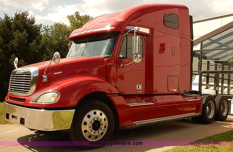 image for item BA9586 2004 Freightliner Columbia semi truck