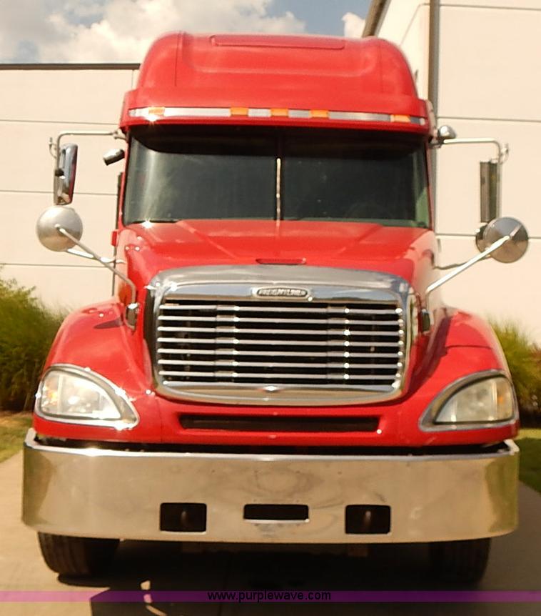 image for item BA9586 2004 Freightliner Columbia semi truck