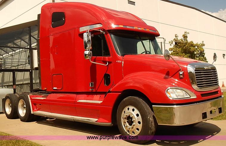 image for item BA9586 2004 Freightliner Columbia semi truck