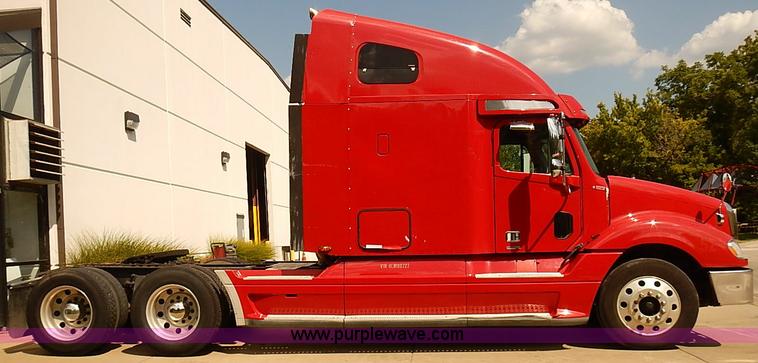 image for item BA9586 2004 Freightliner Columbia semi truck