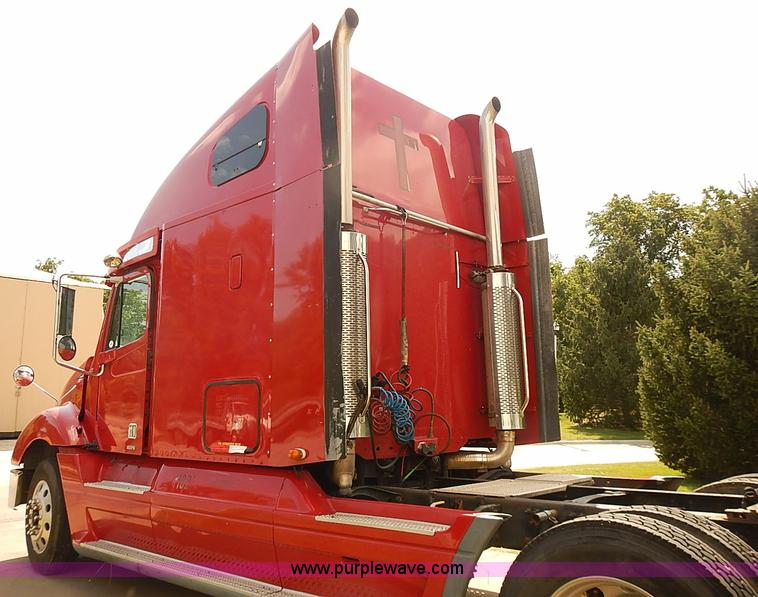 image for item BA9586 2004 Freightliner Columbia semi truck