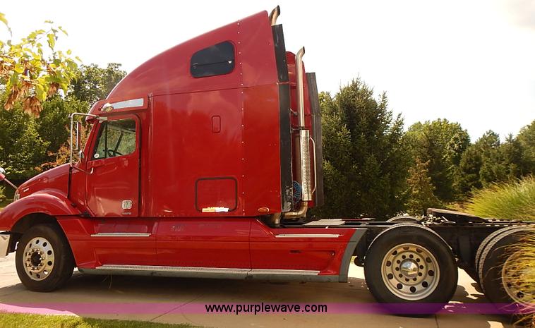 image for item BA9586 2004 Freightliner Columbia semi truck