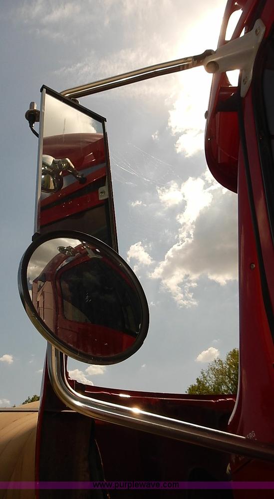 image for item BA9586 2004 Freightliner Columbia semi truck