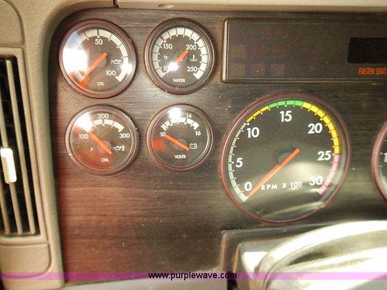 image for item BA9586 2004 Freightliner Columbia semi truck