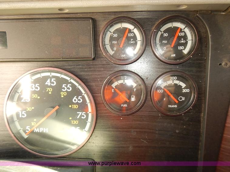 image for item BA9586 2004 Freightliner Columbia semi truck