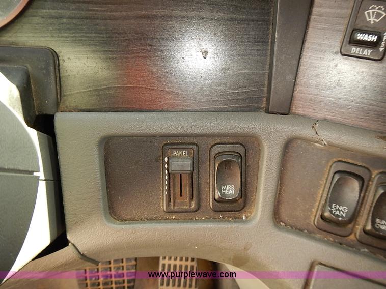 image for item BA9586 2004 Freightliner Columbia semi truck