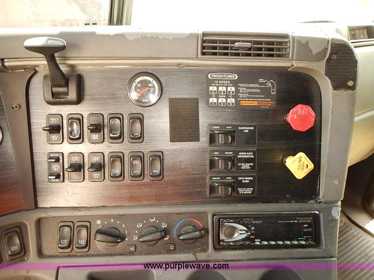 image for item BA9586 2004 Freightliner Columbia semi truck