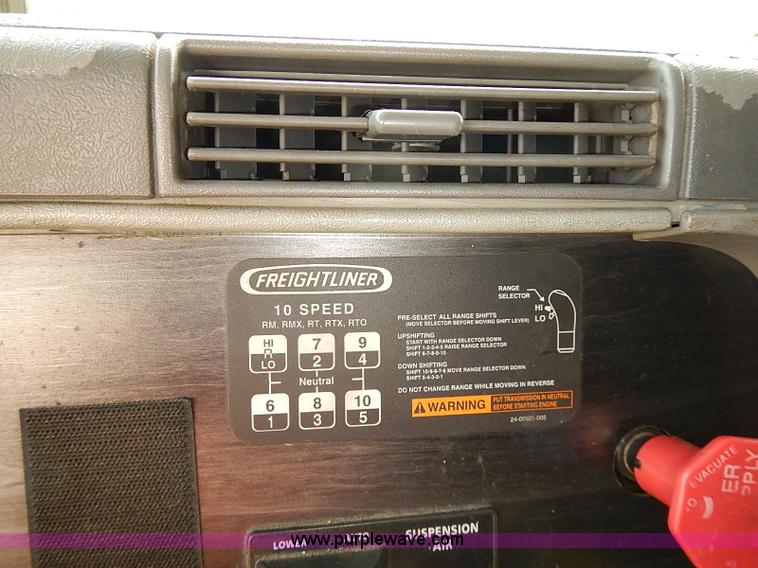 image for item BA9586 2004 Freightliner Columbia semi truck