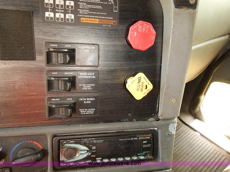 image for item BA9586 2004 Freightliner Columbia semi truck