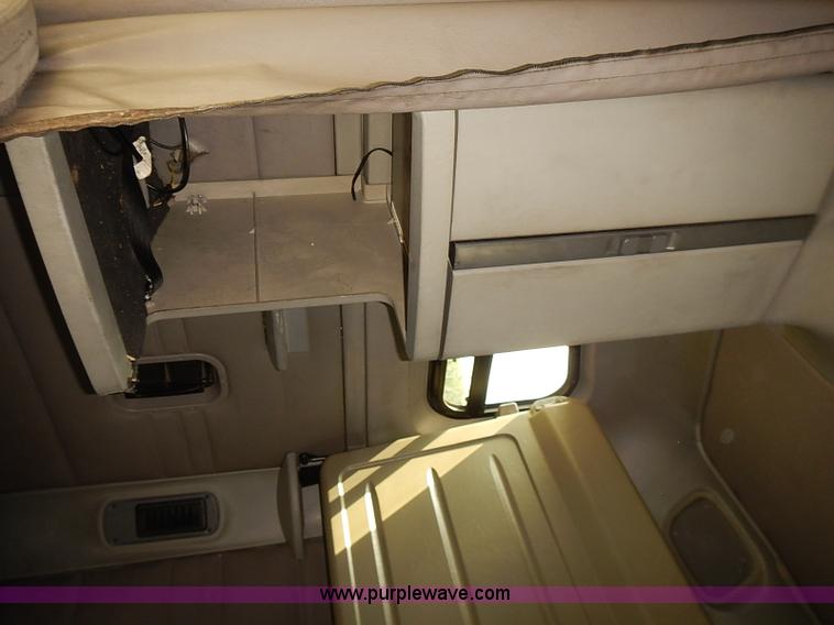 image for item BA9586 2004 Freightliner Columbia semi truck