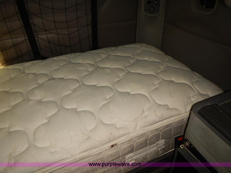 image for item BA9586 2004 Freightliner Columbia semi truck