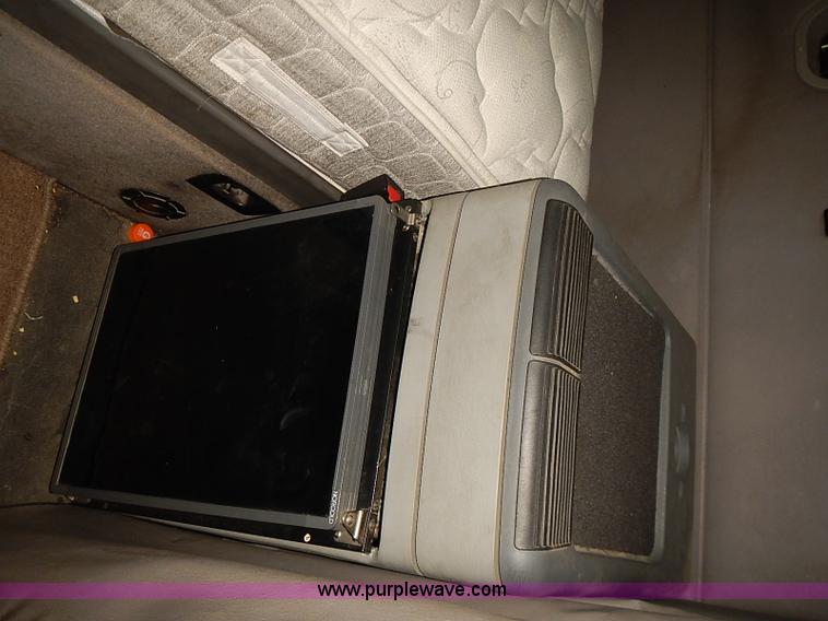 image for item BA9586 2004 Freightliner Columbia semi truck