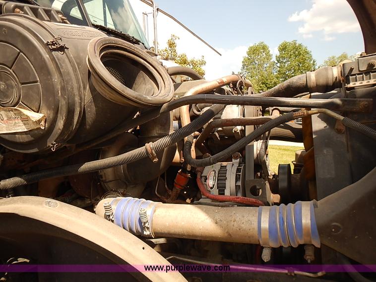 image for item BA9586 2004 Freightliner Columbia semi truck