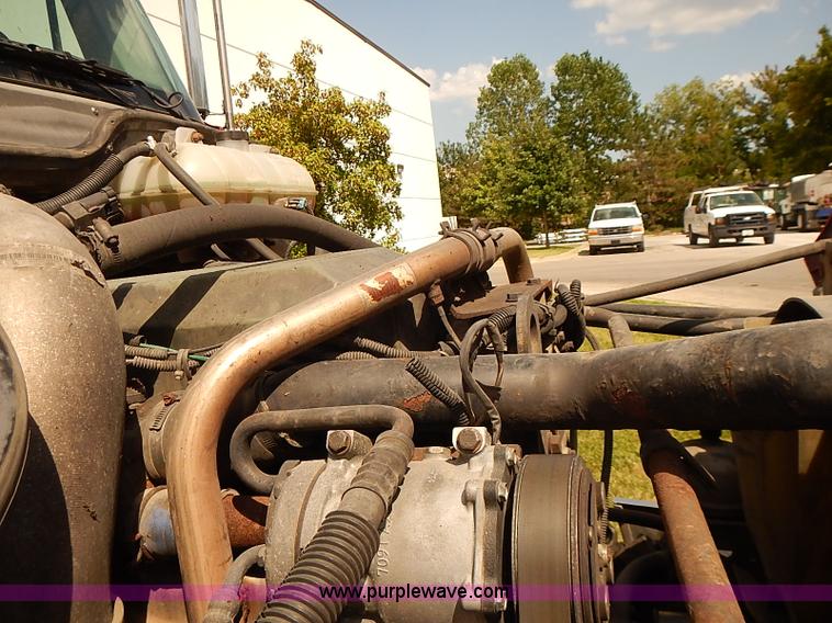 image for item BA9586 2004 Freightliner Columbia semi truck