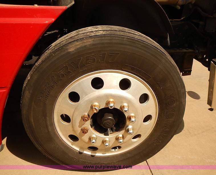 image for item BA9586 2004 Freightliner Columbia semi truck