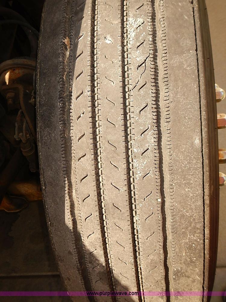 image for item BA9586 2004 Freightliner Columbia semi truck