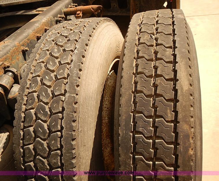 image for item BA9586 2004 Freightliner Columbia semi truck