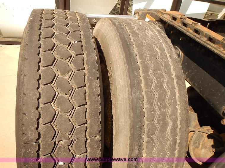 image for item BA9586 2004 Freightliner Columbia semi truck