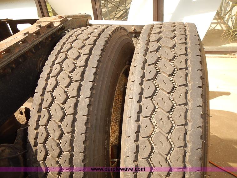 image for item BA9586 2004 Freightliner Columbia semi truck