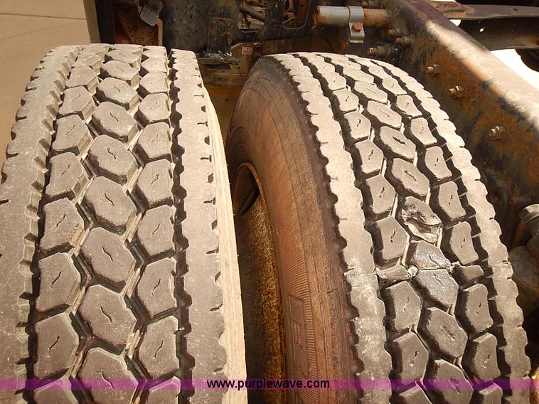 image for item BA9586 2004 Freightliner Columbia semi truck