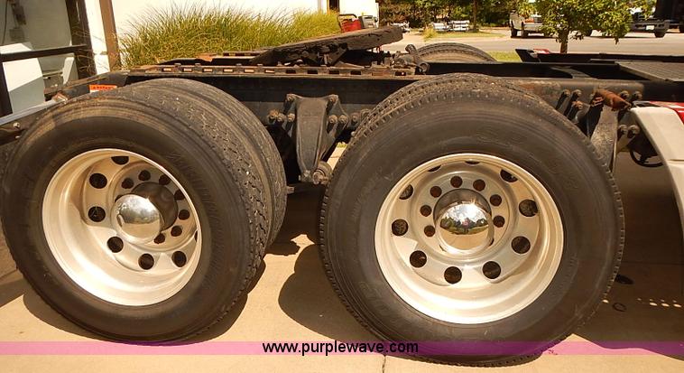 image for item BA9586 2004 Freightliner Columbia semi truck