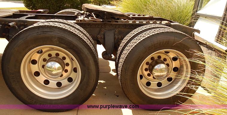 image for item BA9586 2004 Freightliner Columbia semi truck