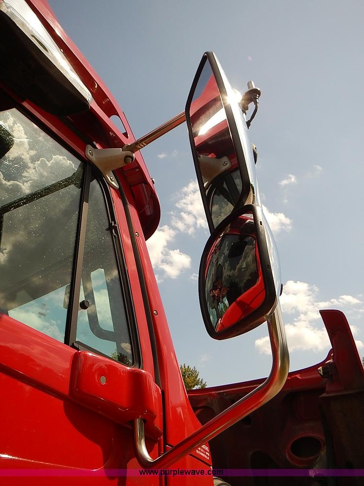 image for item BA9586 2004 Freightliner Columbia semi truck