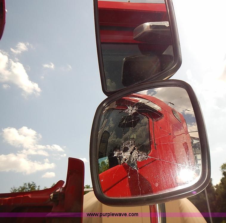 image for item BA9586 2004 Freightliner Columbia semi truck