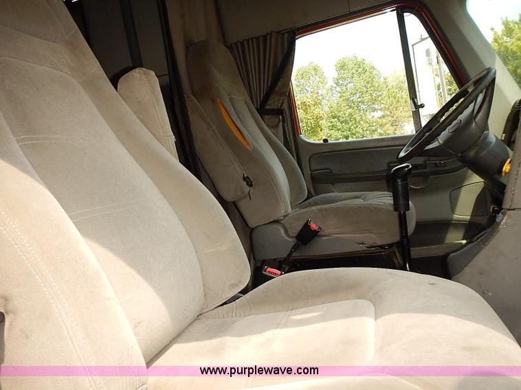 image for item BA9586 2004 Freightliner Columbia semi truck